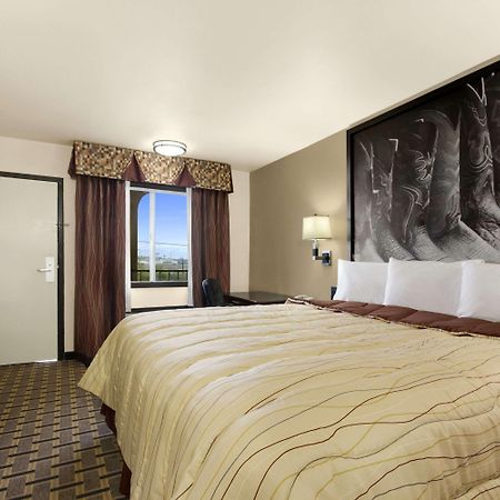 Super 8 By Wyndham Fort Worth Tx Bilik gambar