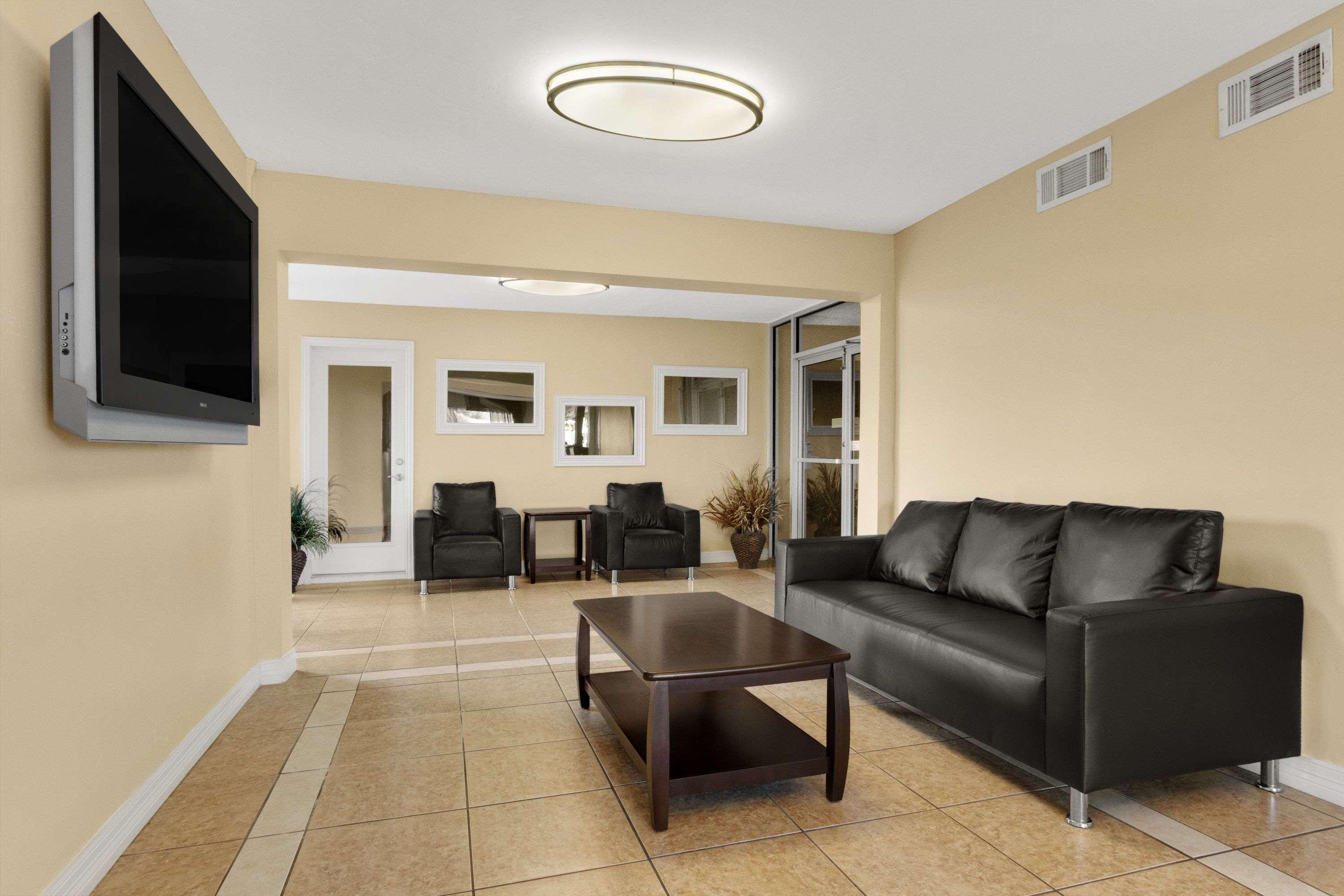 Super 8 By Wyndham Fort Worth Tx Dalaman gambar